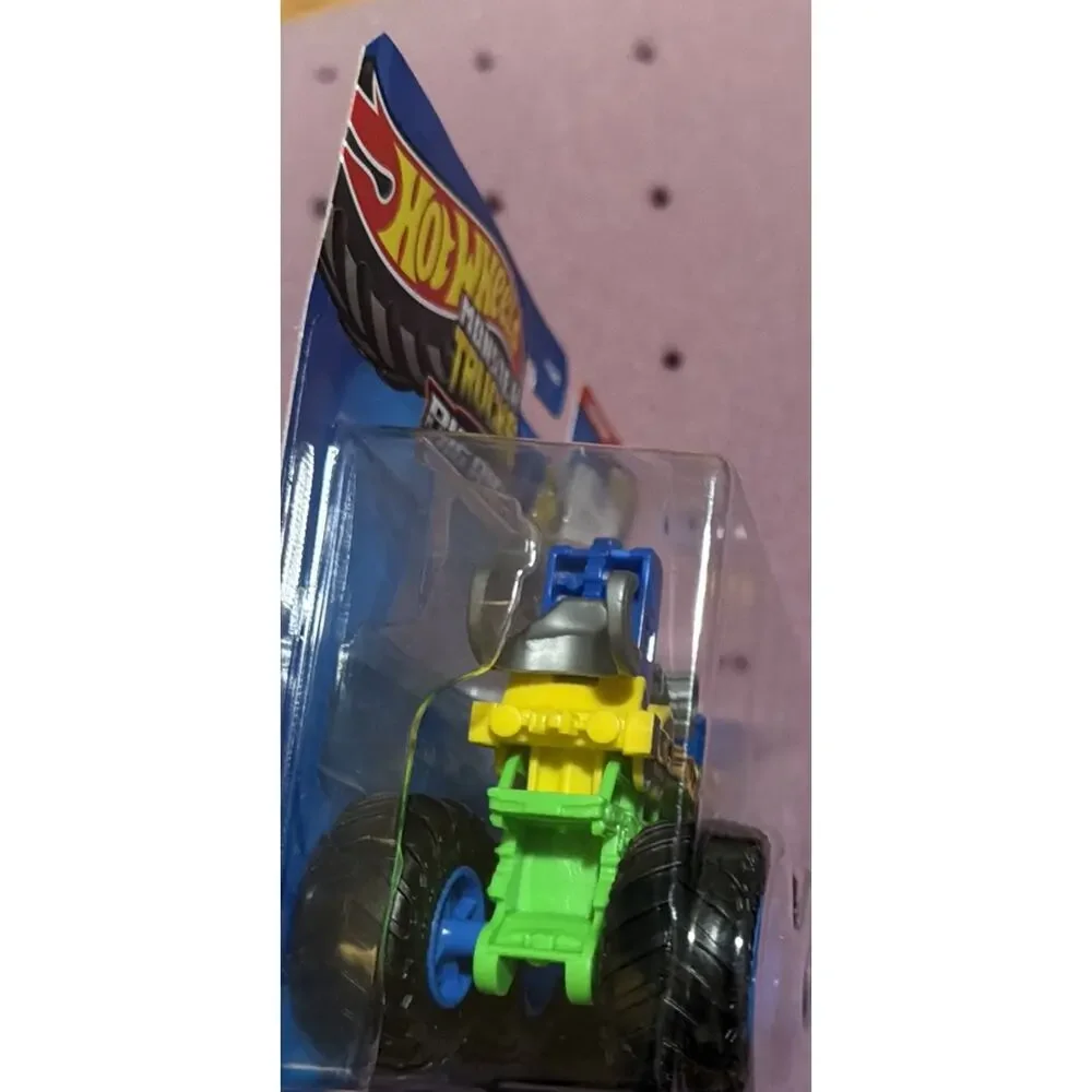 Hot Wheels Monster Trucks Big Rigs LOCO PUNK 6 Wheels Transporting Towing Truck